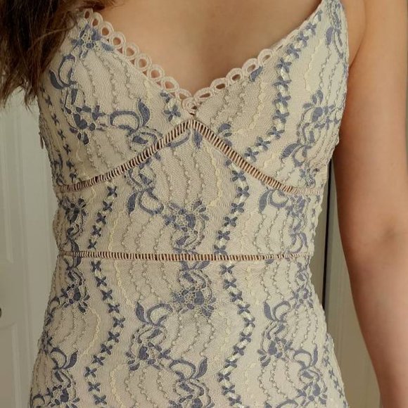 NWT Cream Lace Dress with Lavander Floral details - Picture 3 of 10